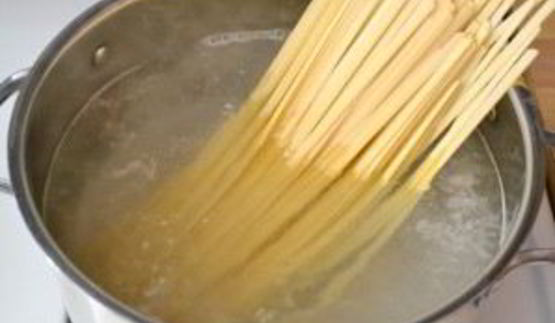 паста с креветками, базиликом и помидорами