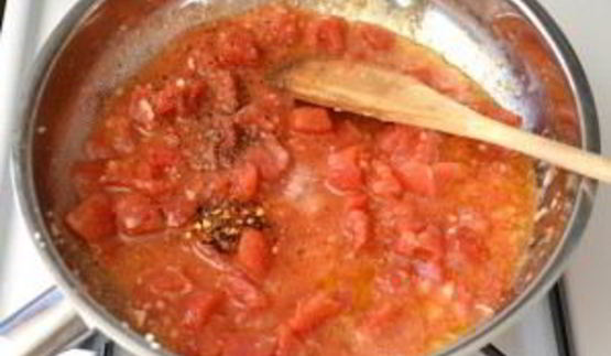 паста с креветками, базиликом и помидорами