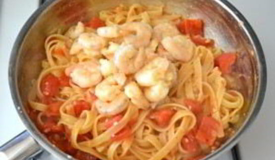 паста с креветками, базиликом и помидорами