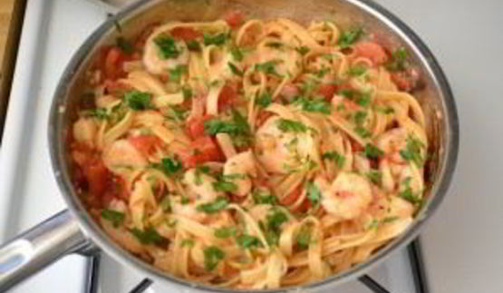 паста с креветками, базиликом и помидорами