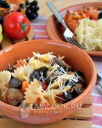 Паста с курицей, грибами и овощным соусом
