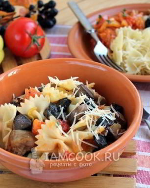 Паста с курицей, грибами и овощным соусом