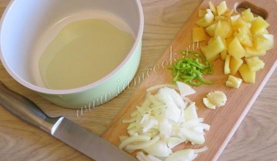 паста с курицей, грибами и овощным соусом