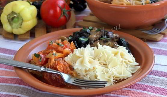 паста с курицей, грибами и овощным соусом