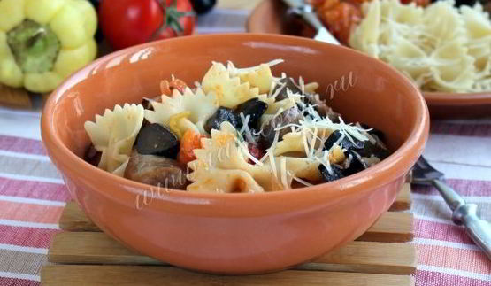 паста с курицей, грибами и овощным соусом