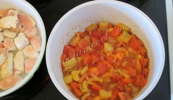 паста с курицей, грибами и овощным соусом