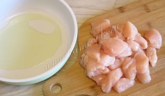 паста с курицей, грибами и овощным соусом