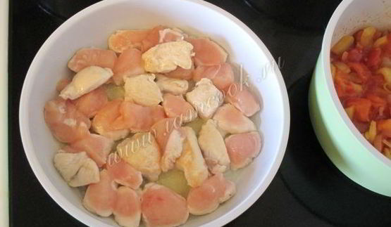 паста с курицей, грибами и овощным соусом