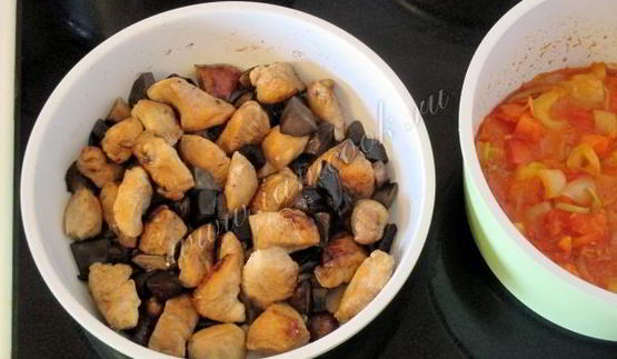 паста с курицей, грибами и овощным соусом