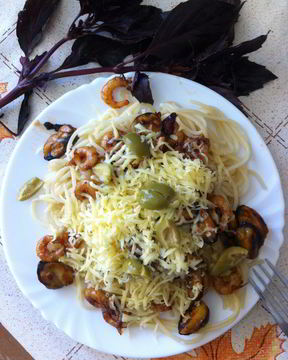 Паста с морепродуктами и соевым соусом