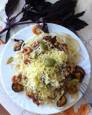 Паста с морепродуктами и соевым соусом