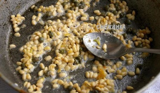 паста с печеным чесноком, кедровыми орешками и каперсами