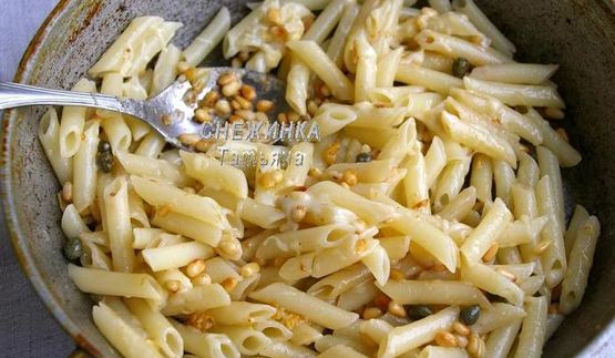 паста с печеным чесноком, кедровыми орешками и каперсами