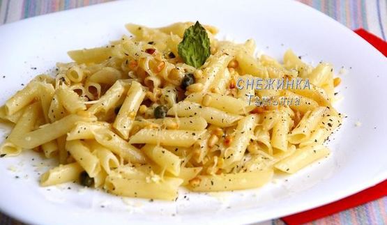 паста с печеным чесноком, кедровыми орешками и каперсами