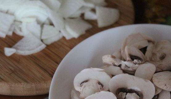 паста с сливочно-грибным соусом и плавленным сыром