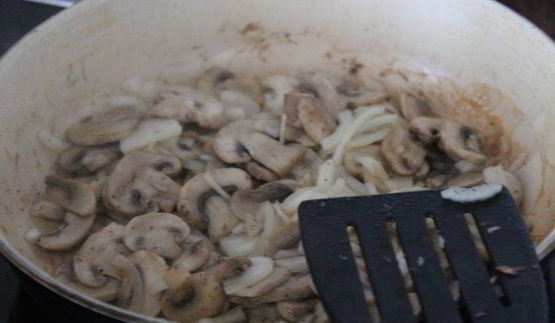 паста с сливочно-грибным соусом и плавленным сыром