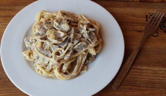 паста с сливочно-грибным соусом и плавленным сыром