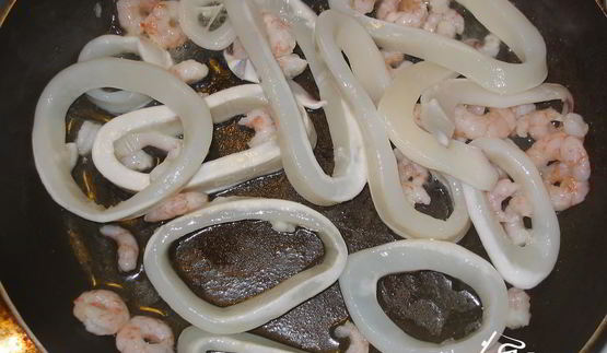 паста с соусом из кальмаров