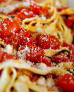 Паста с томатами, базиликом и чесноком