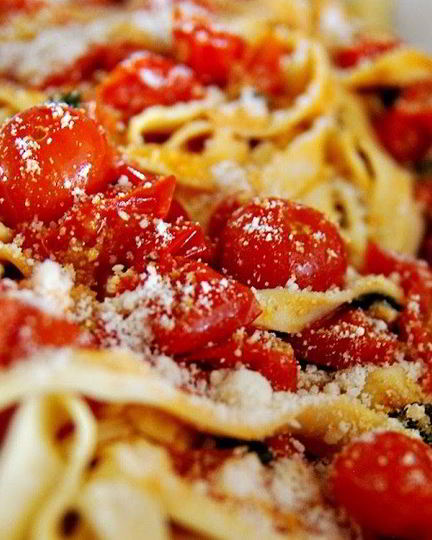 Рецепт пасты с томатами, базиликом и чесноком