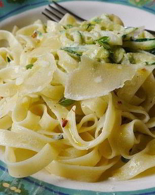 Паста с цукини, пеперончино и мятой