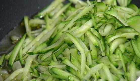 паста с цукини, пеперончино и мятой