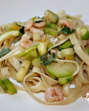 Паста с цуккини, лимоном и креветками