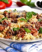 Паста с тунцом и томатным соусом с вином, маслинами и каперсами