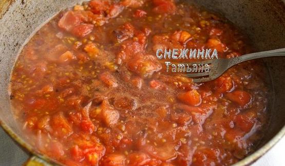 паста с тунцом и томатным соусом с вином, маслинами и каперсами