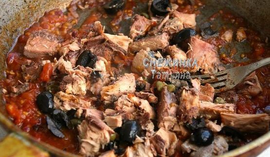 паста с тунцом и томатным соусом с вином, маслинами и каперсами