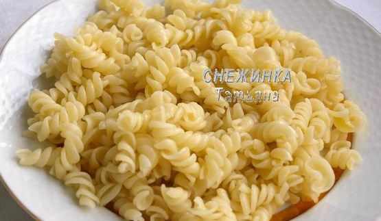 паста с тунцом и томатным соусом с вином, маслинами и каперсами