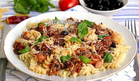 паста с тунцом и томатным соусом с вином, маслинами и каперсами