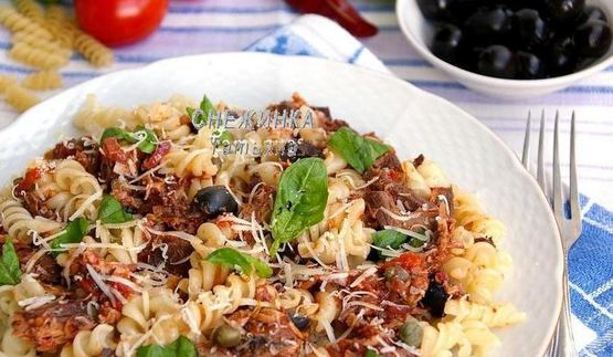 паста с тунцом и томатным соусом с вином, маслинами и каперсами