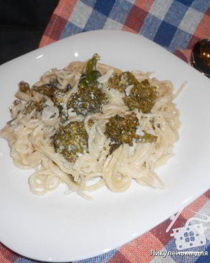 Паста со сметанным соусом и брокколи