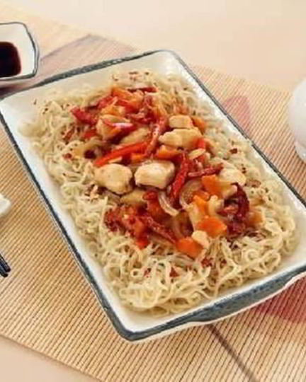 Рецепт поджаренной лапши с острым чили соусом и куриным мясом