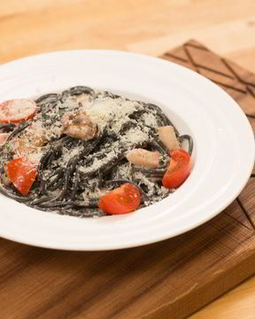 Спагетти с чернилами каракатицы и морепродуктами