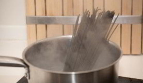 спагетти с чернилами каракатицы и морепродуктами