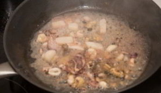 спагетти с чернилами каракатицы и морепродуктами