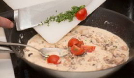 спагетти с чернилами каракатицы и морепродуктами