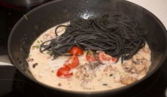спагетти с чернилами каракатицы и морепродуктами