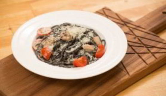 спагетти с чернилами каракатицы и морепродуктами