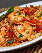 Спагетти с креветками, грибами и помидорами