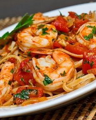 Спагетти с креветками, грибами и помидорами