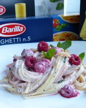 Спагетти с малиной в сливочно-медовом соусе