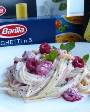 Спагетти с малиной в сливочно-медовом соусе