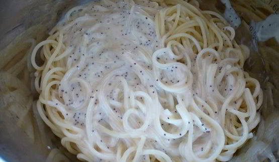 спагетти с малиной в сливочно-медовом соусе