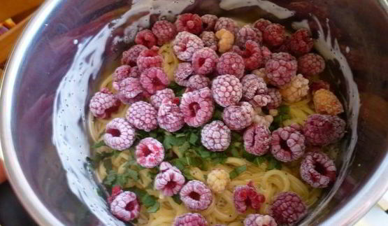 спагетти с малиной в сливочно-медовом соусе