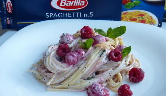 спагетти с малиной в сливочно-медовом соусе