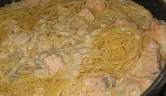 спагетти в сливочно-сырном соусе с семгой