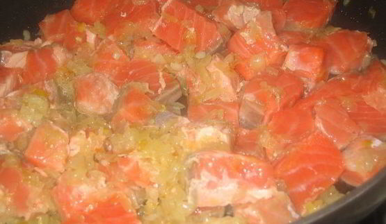 спагетти в сливочно-сырном соусе с семгой